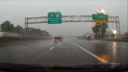 Quand la foudre tombe sur un pont sur l'autoroute