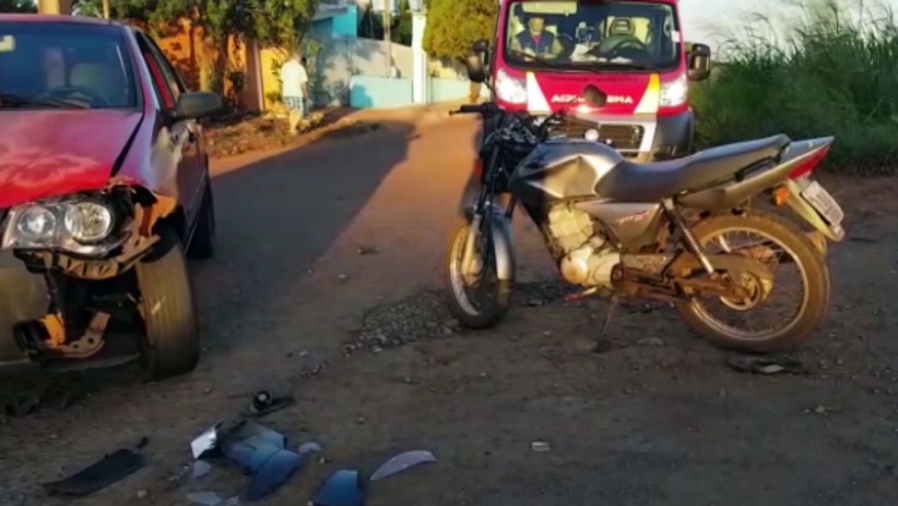 Motociclista tem grande laceração na perna após se envolver em colisão com carro
