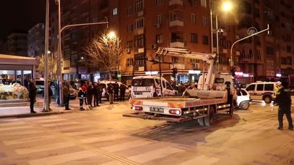 Otomobilin polis aracına çarpması sonucu 3 kişi yaralandı