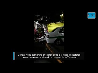 Un taxi y una camioneta chocaron entre sí y luego impactaron  contra un comercio ubicado en la zona de la Terminal