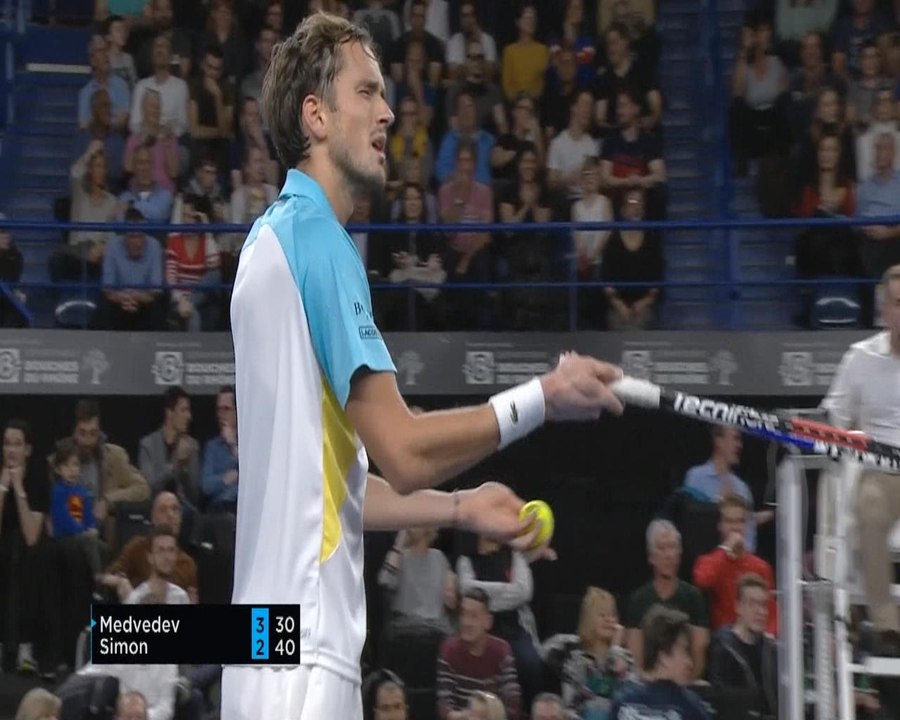 Simon upsets top seed Medvedev