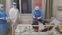 China eleva a 2.592 los muertos por COVID-19 entre los 77.150 infectados