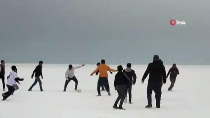 Donan göl üzerinde futbol keyfi