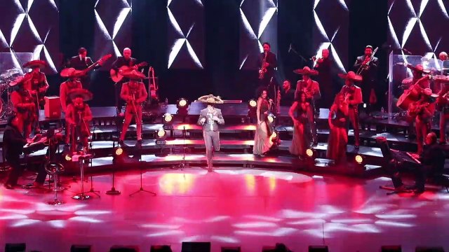 Alejandro Fernández regresa Auditorio Nacional con Hecho en México y su público se rinde ante él