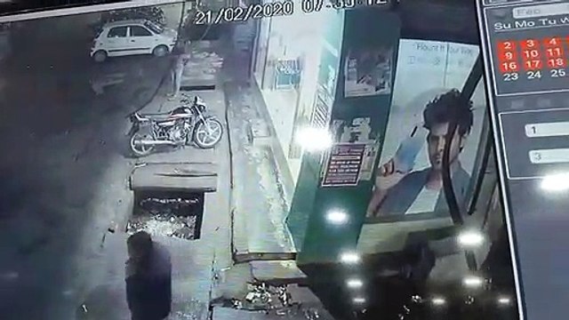 कैराना: दुकान के सामने खड़ी बाइक चोरी, सीसीटीवी कैमरे में कैद हुई वारदात