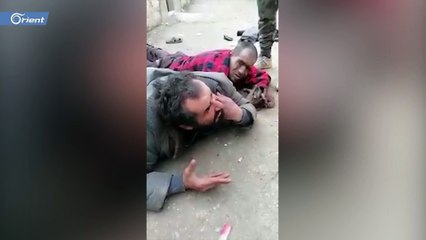 شاهد عناصر ميليشيا أسد يُهينون مدنيين غرب حلب