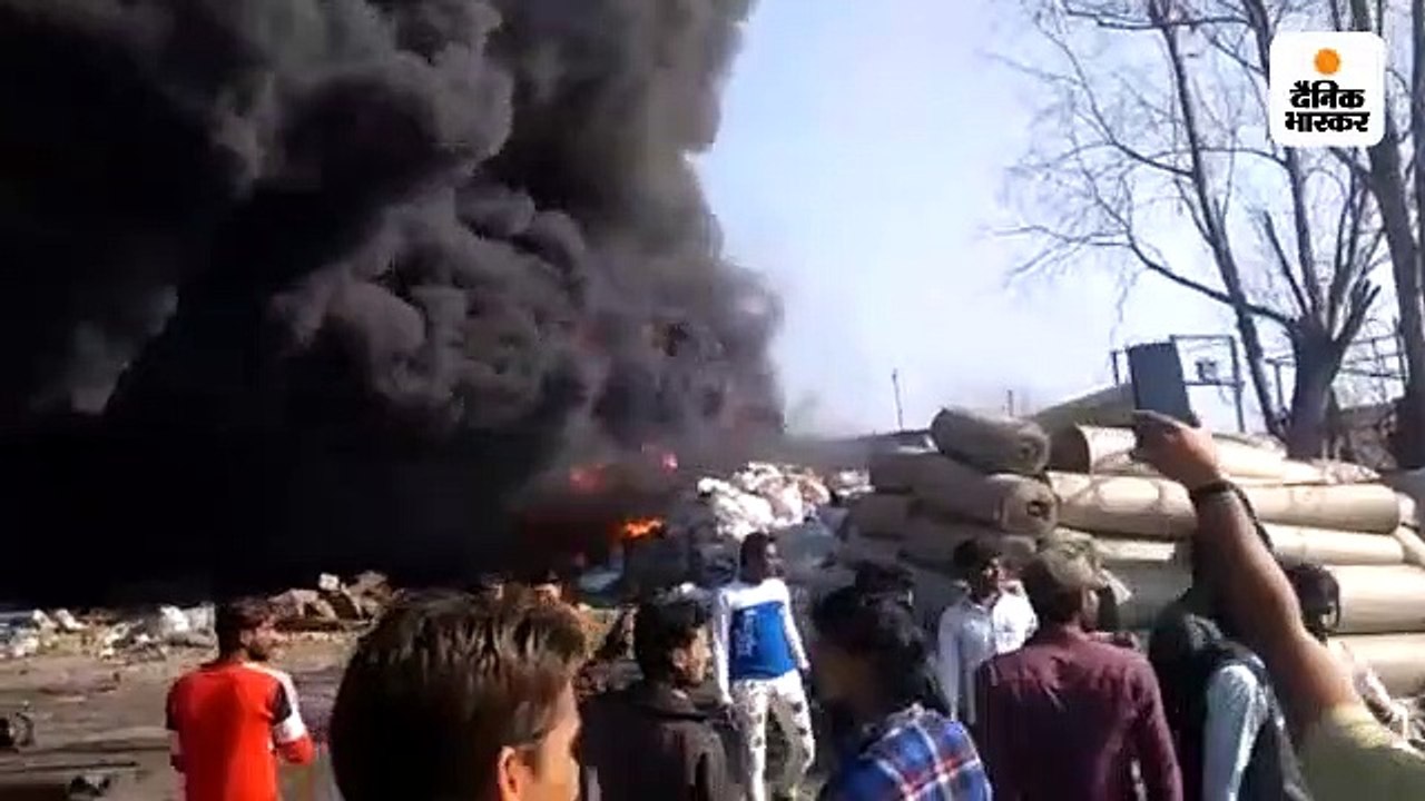 बैट्री फैक्ट्री का बायलर फटकर स्क्रैप गोदाम में गिरने से आग लगी, समय रहते सिलेंडर बाहर निकाले, बड़ा हादसा टला