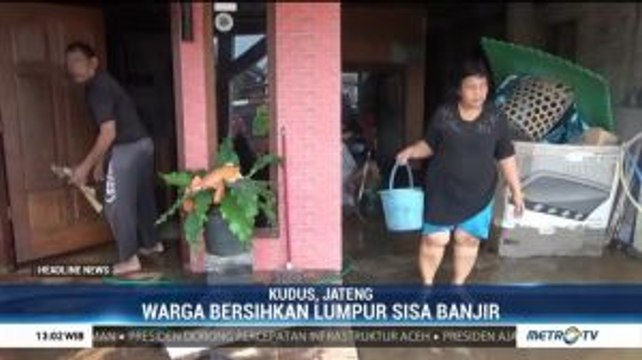 Warga Mulai Bersihkan Lumpur Sisa Banjir di Kudus