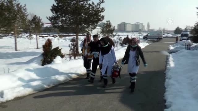 Yolu çığdan kapanan Bahçesaray'daki 5 hastanın imdadına jandarma yetişti