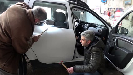 Aylar öncesinde randevu alıp sıraya giriyorlar... Ağaç parçalarıyla hasarlı araçları orijinale çeviriyor