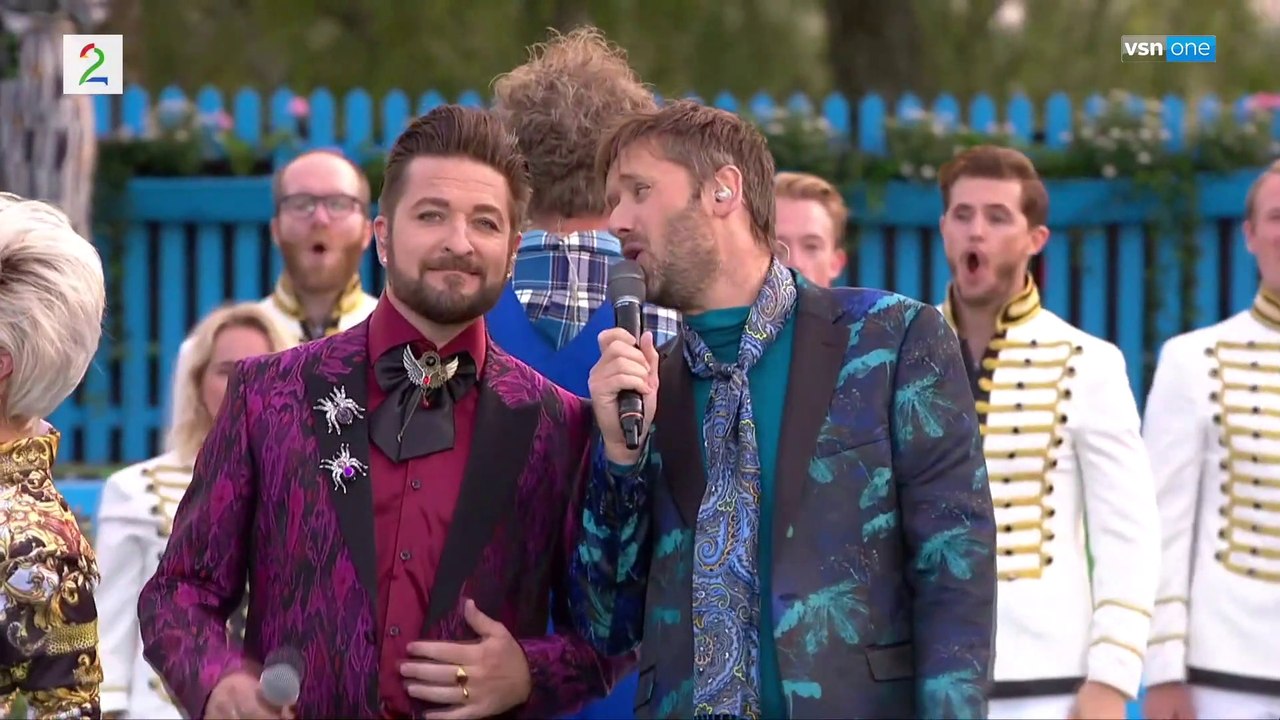 Gjengen fra Teigen-musikalen synger «Optimist» (SUMMER LIVE)
