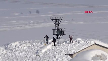 Çatılardaki kar ekmek kapıları oldu