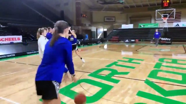 Des basketteuses réussissent cinq paniers de suite du milieu de terrain