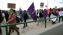 Activistas contra la violencia machista marchan en la frontera de Tijuana con EEUU