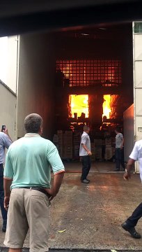 Incêndio atinge supermercado de Jardim da Penha, em Vitória
