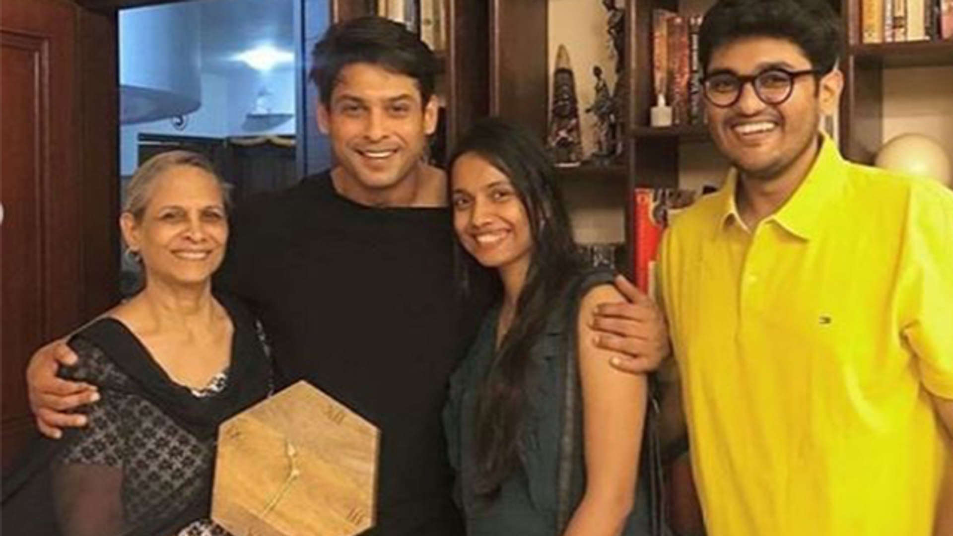 ⁣Bigg Boss 13 winner Siddharth Shukla का मम्मी और Cousins संग मस्ती | FilmiBeat