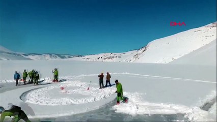 Kuzgun Baraj Gölü’ne kardan ay-yıldız yaptılar