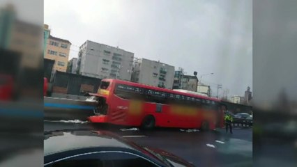경인고속도로서 버스 분리대 충돌...40대 운전자 숨져 / YTN