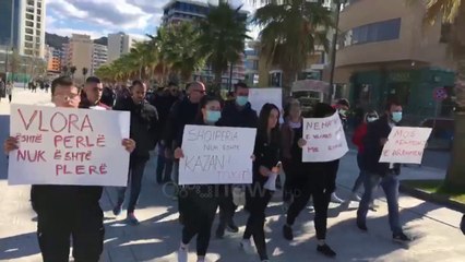Ora News - Qytetarët në Vlorë protesta kundër mbetjeve të rrezikshme