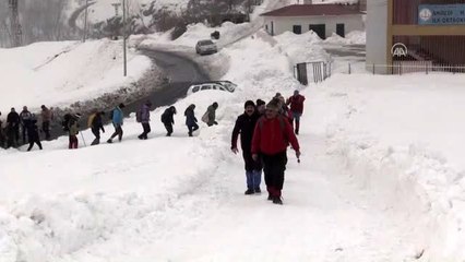 Doğaseverler karla kaplı tepede yürüyüş yaptı