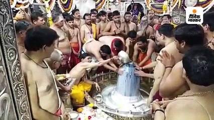 साल में एक बार दोपहर 12 बजे हाेने वाली भस्म आरती में शामिल हुए श्रद्धालु