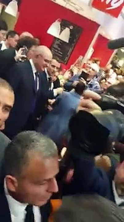 VIRAL ! Emmanuel Macron interpellé en direct par un activiste camerounais