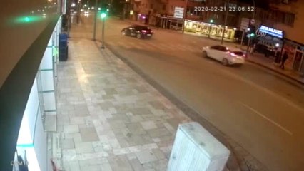 Otomobilin polis aracına çarpması sonucu 2'si polis 3 kişi yaralandı (2)