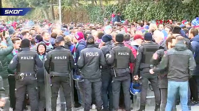 Trabzonlu taraftarlar, Vodafone Park'a doğru ilerliyor