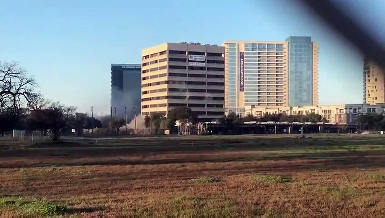 Démolition ratée d'un immeuble, la moitié reste debout !