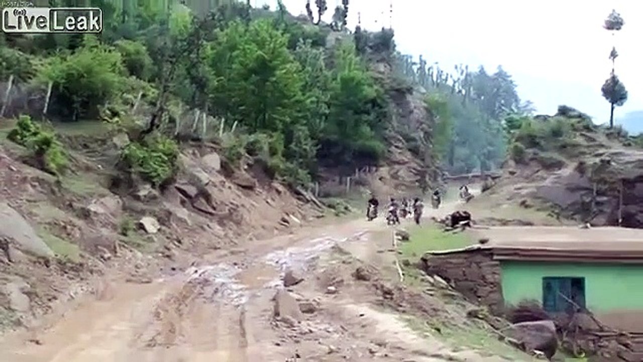 Roulé sur les jambes par une moto il se relève indemne !
