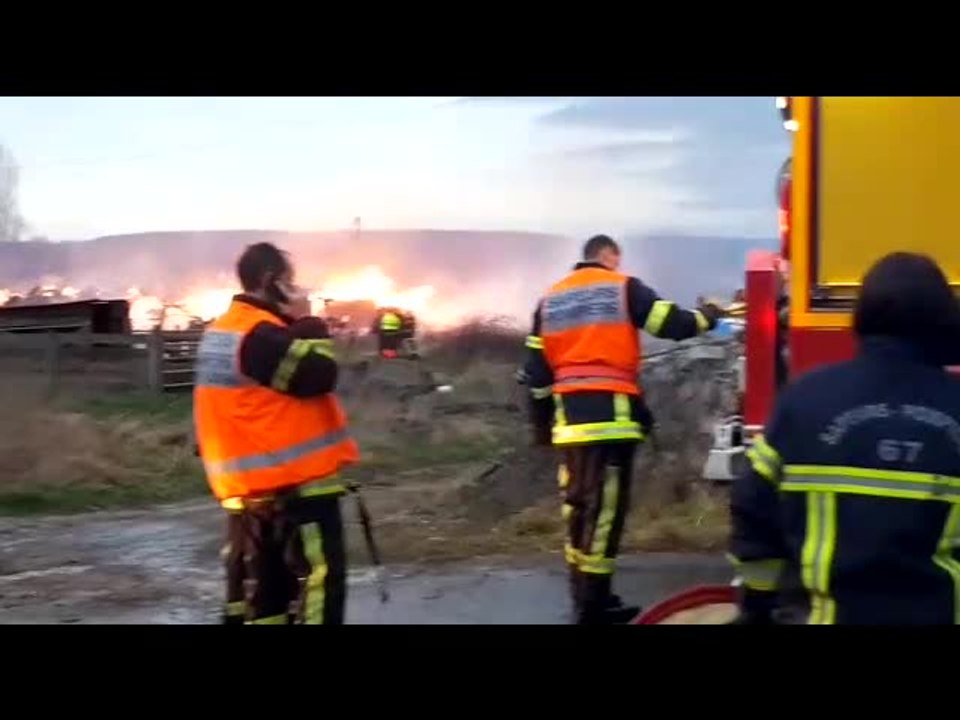 Still : 2500 m3 de rouleaux de paille en feu