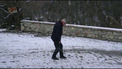 Ora News - Qejfi për dëborën sjell aksidente në Dardhë, "preket" edhe Dashamir Shehi