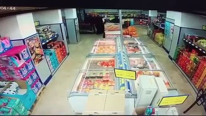 İndirimli tencere almak için market çalışanının liderliğinde taarruza geçen teyzeler