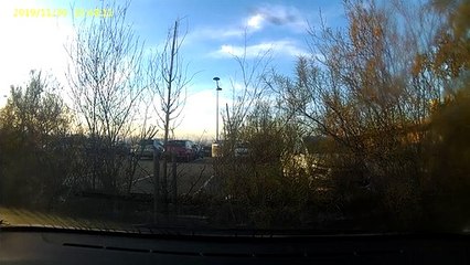 Un mec qui pisse devant ma voiture _ man pissing from my car