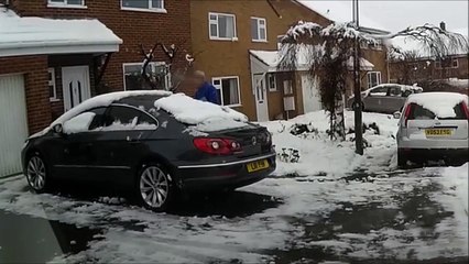 Ouvrir son coffre recouvert de neige : mauvaise idée