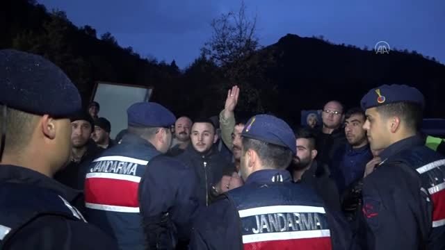 Maden işçileri işten çıkarılan arkadaşlarına destek amacıyla greve başladı
