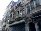 Beyoğlu'nda metruk binada çökme meydana geldi