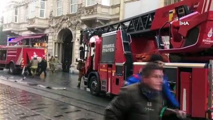 Download Video: İstiklal Caddesi'nde bulunan 5 katlı binada yangın...  İhbar üzerine olay yerine gelen itfaiye ekipleri yangına müdahale diyor.