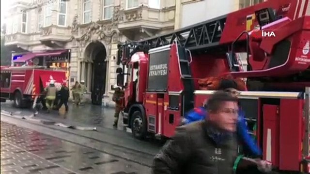 İstiklal Caddesi'nde bulunan 5 katlı binada yangın... İhbar üzerine olay yerine gelen itfaiye ekipleri yangına müdahale diyor.