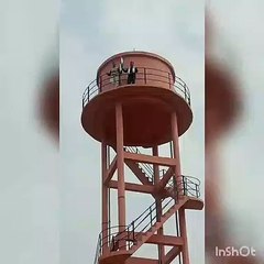 खुटार: मांगे मनवाने को पानी की टंकी पर चढ़े युवा