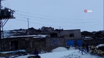 İran'da yaşanan 5.9'luk depremin ardından Van'ın Başkale ilçesine bağlı Özpınar köyündeki birçok evde hasar meydana geldi