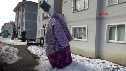 4 metrelik kardan 'gulyabani' görenleri şaşırttı