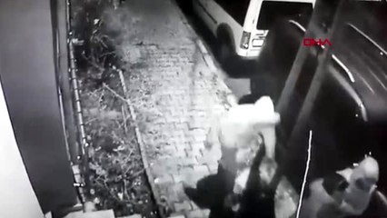 İstanbul-sultangazi'de suriyeli gencin telefonun gasp eden şüpheliler kamerada