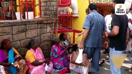 ગરીબોને અડ્યા વગર ફ્રૂટ આપતી ટેલિવિઝન ક્વિન સોશિયલ મીડિયામાં ટ્રોલ થઈ