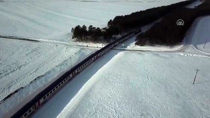 Bozkırdaki rayları saran sıralı çamlar beyaz örtüyle bir başka güzel
