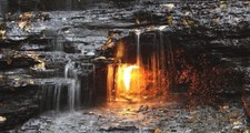 Le mystère de la flamme éternelle cachée sous une cascade