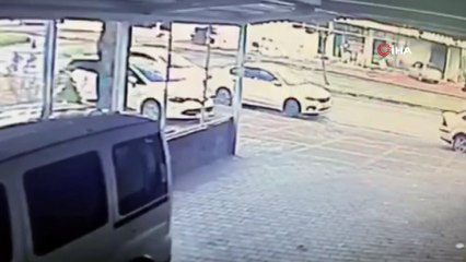 Kalp krizi geçiren sürücü otomobiliyle bisiklet tamircisine böyle girdi: 1 ölü