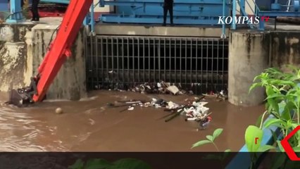 Anies Tinjau Bersama Pintu Air Manggarai Bersama Anak