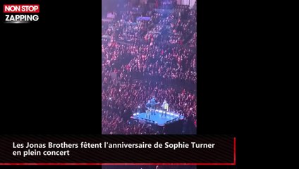 Les Jonas Brothers fêtent l'anniversaire de Sophie Turner en plein concert (vidéo)