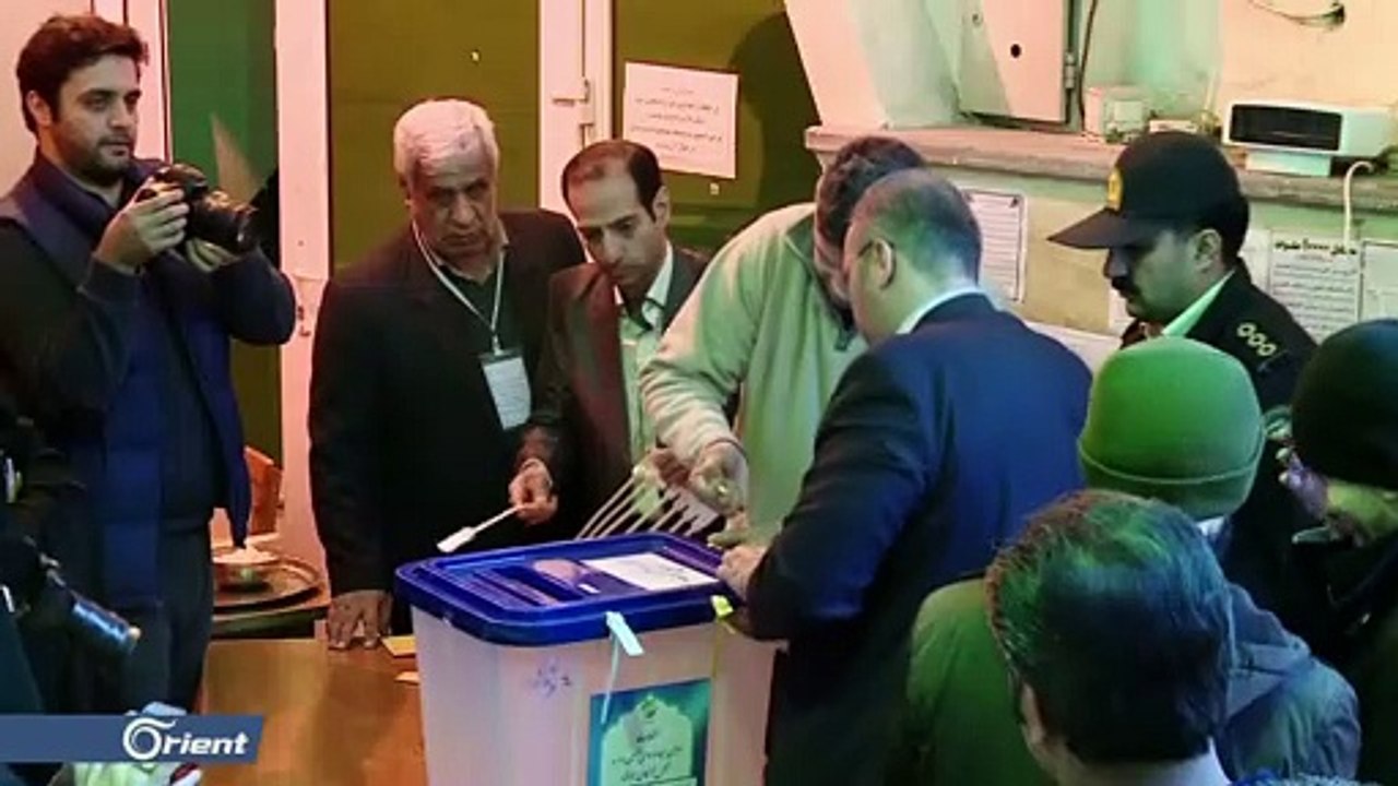 خامنئي يشدد على التصويت في الانتخابات معتبراً إياه "واجبا دينيا"